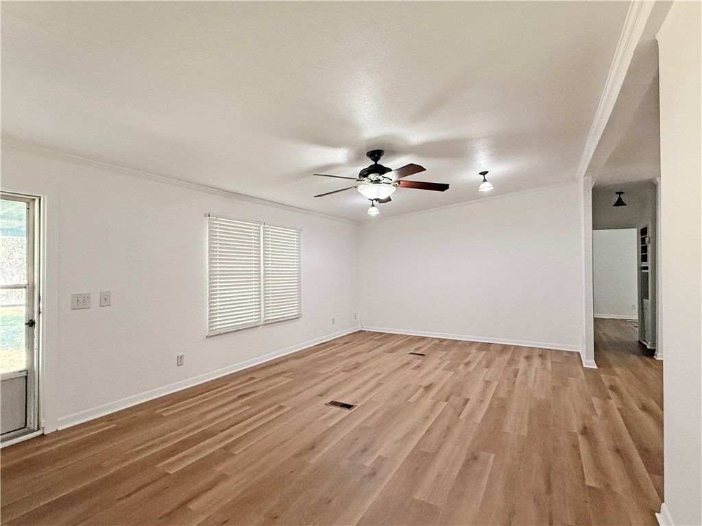 220 W Linden St, Rockport, TX 78382 — photo 2