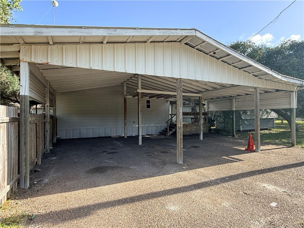 220 W Linden St, Rockport, TX 78382 — photo 4