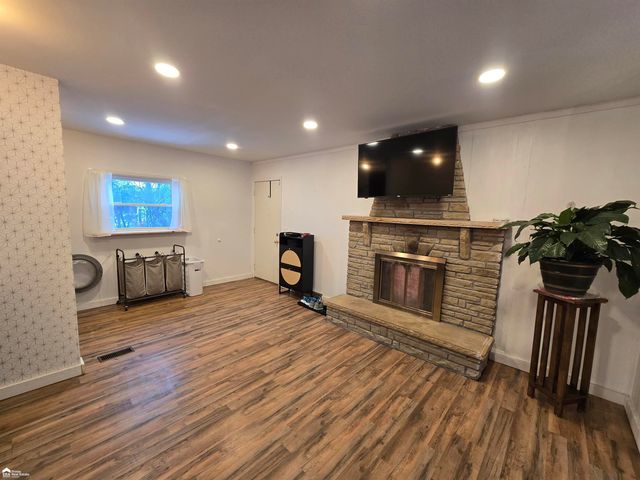 5303 Dixie Highway, Saginaw, MI 48601