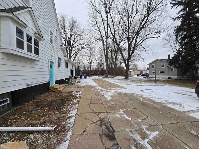 5303 Dixie Highway, Saginaw, MI 48601