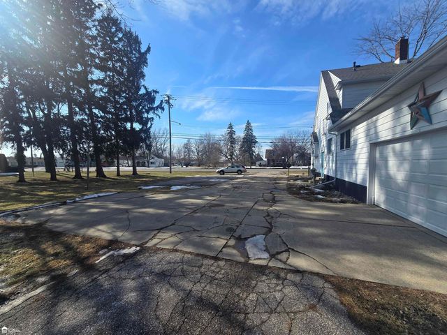 5303 Dixie Highway, Saginaw, MI 48601