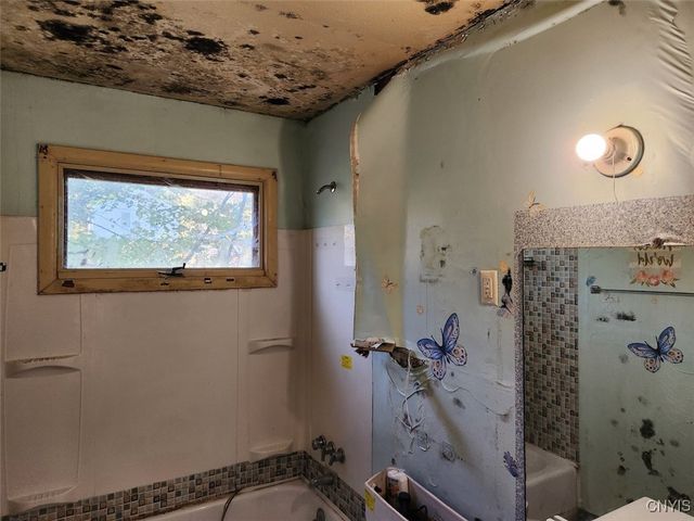 144 Oakdale Drive, Syracuse, NY 13207