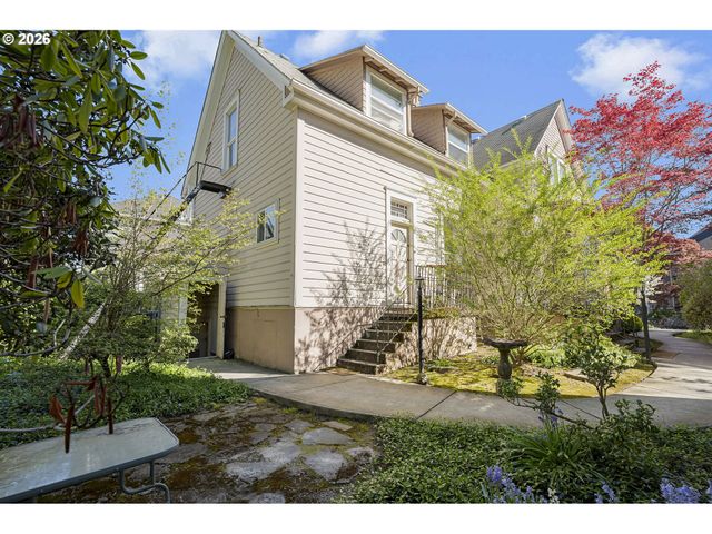 1511 Ne TILLAMOOK St, Portland, OR 97212