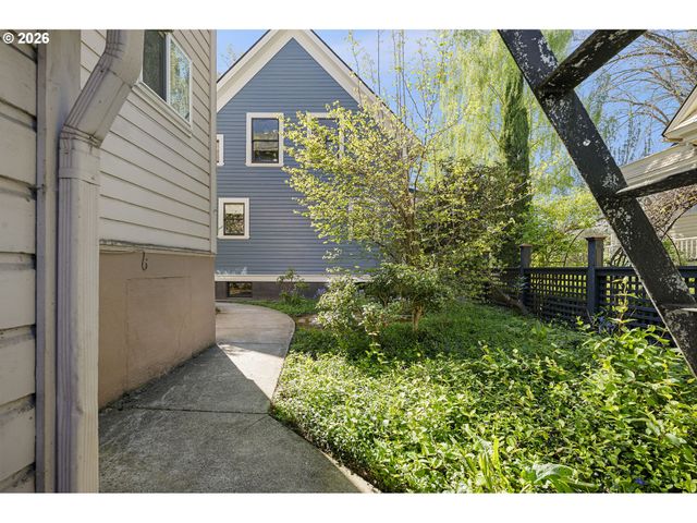 1511 Ne TILLAMOOK St, Portland, OR 97212