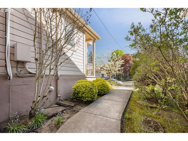 1511 Ne TILLAMOOK St, Portland, OR 97212