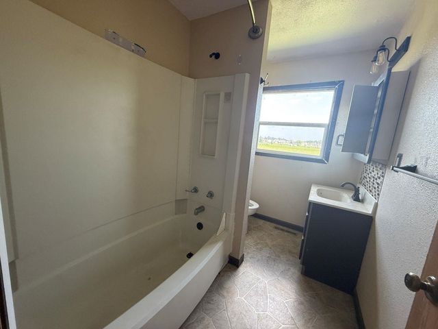 1804 14th Ave, Williston, ND 58801