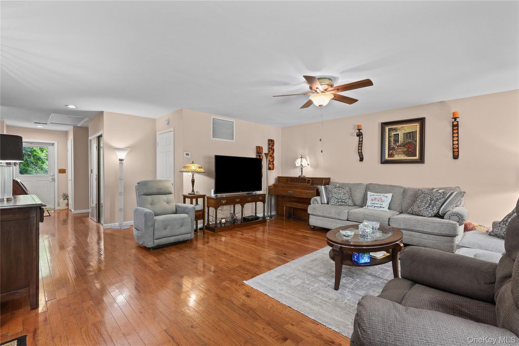 148 Flintlock Way G, Yorktown Heights, NY 10598 — photo 4
