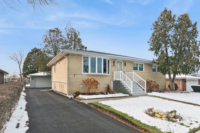 10506 S Michael Drive, Palos Hills, IL 60465