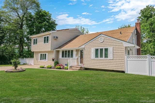 59 Maybrook Road, North Babylon, NY 11703