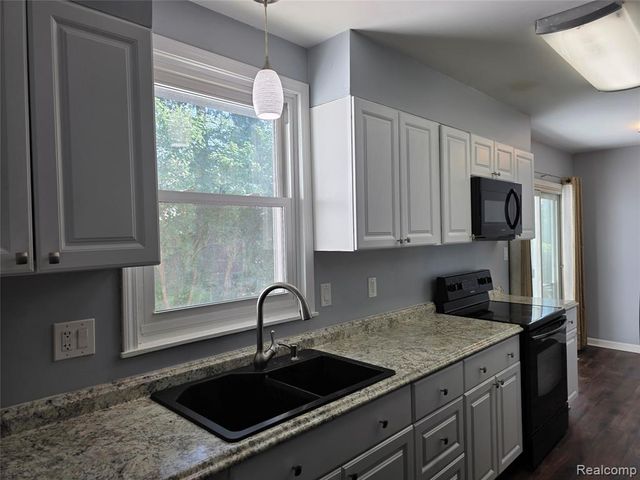 32251 Elmwood Street, Garden City, MI 48135