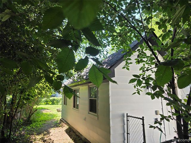 32251 Elmwood Street, Garden City, MI 48135