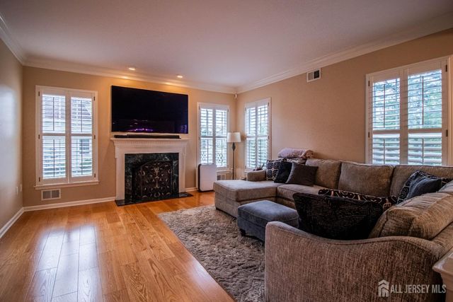 9 Pondview Drive, Tinton Falls, NJ 07724
