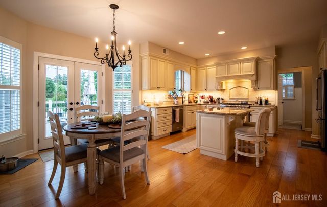 9 Pondview Drive, Tinton Falls, NJ 07724