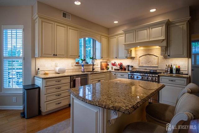 9 Pondview Drive, Tinton Falls, NJ 07724