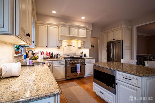 9 Pondview Drive, Tinton Falls, NJ 07724