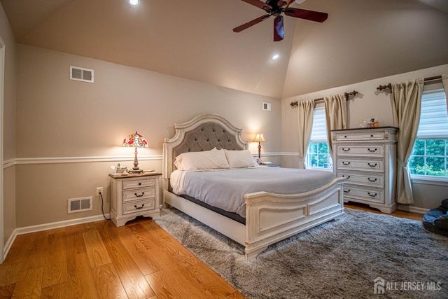 9 Pondview Drive, Tinton Falls, NJ 07724
