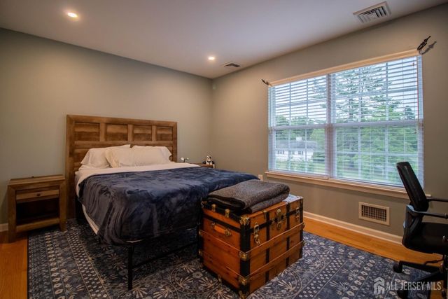9 Pondview Drive, Tinton Falls, NJ 07724