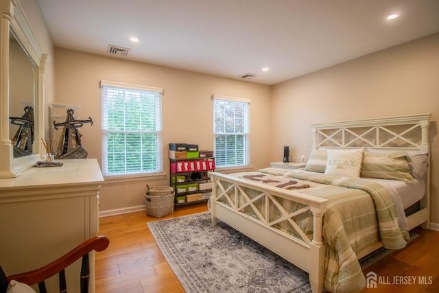 9 Pondview Drive, Tinton Falls, NJ 07724