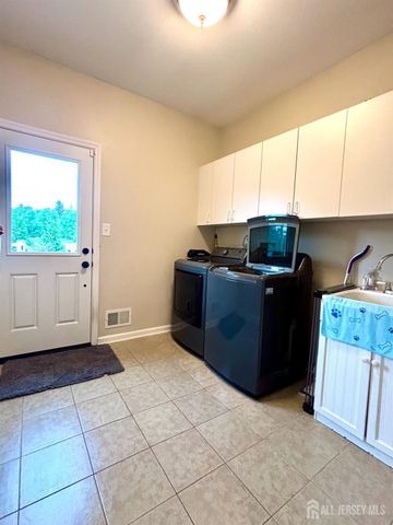 9 Pondview Drive, Tinton Falls, NJ 07724