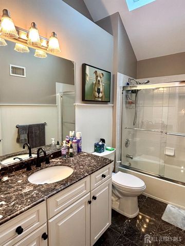 9 Pondview Drive, Tinton Falls, NJ 07724