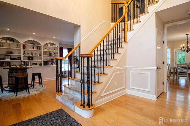 9 Pondview Drive, Tinton Falls, NJ 07724
