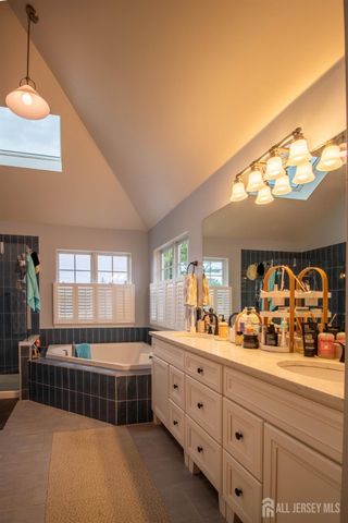 9 Pondview Drive, Tinton Falls, NJ 07724