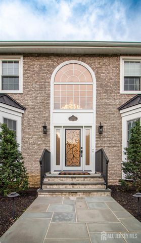 9 Pondview Drive, Tinton Falls, NJ 07724