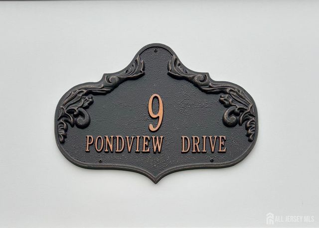 9 Pondview Drive, Tinton Falls, NJ 07724