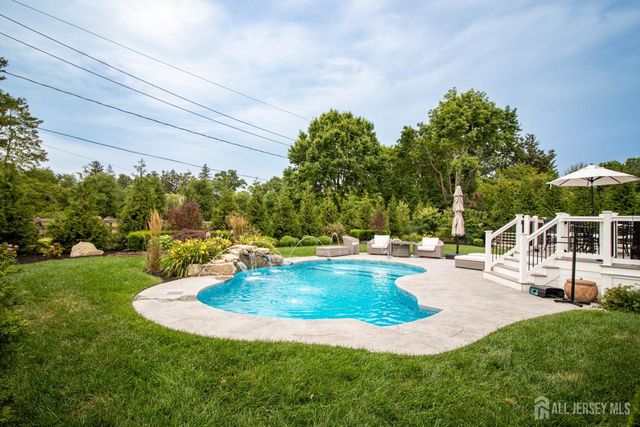 9 Pondview Drive, Tinton Falls, NJ 07724