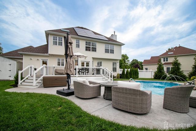 9 Pondview Drive, Tinton Falls, NJ 07724