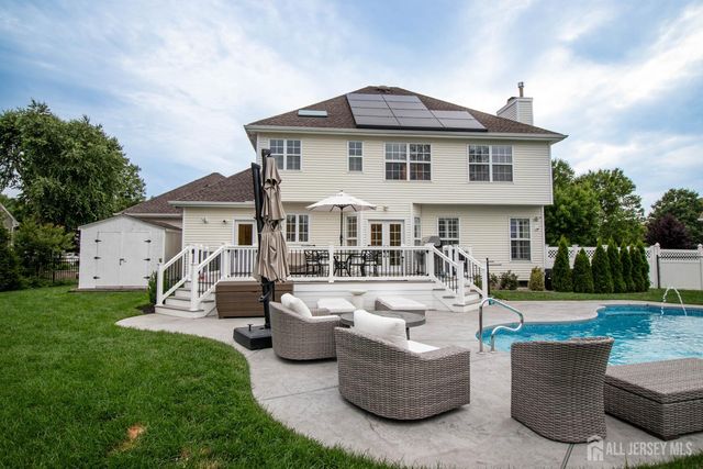 9 Pondview Drive, Tinton Falls, NJ 07724