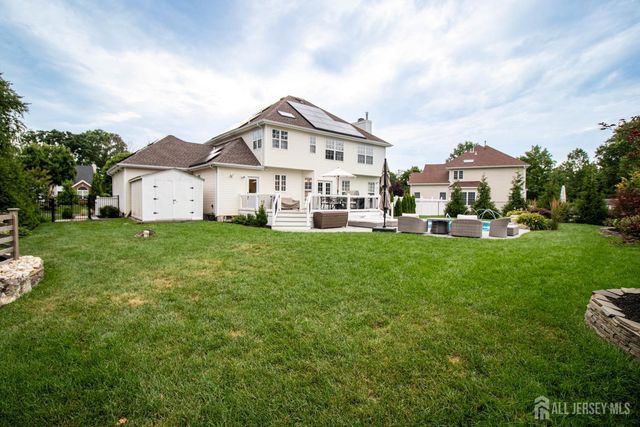 9 Pondview Drive, Tinton Falls, NJ 07724