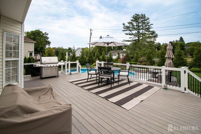 9 Pondview Drive, Tinton Falls, NJ 07724