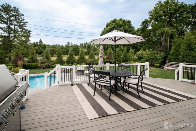 9 Pondview Drive, Tinton Falls, NJ 07724