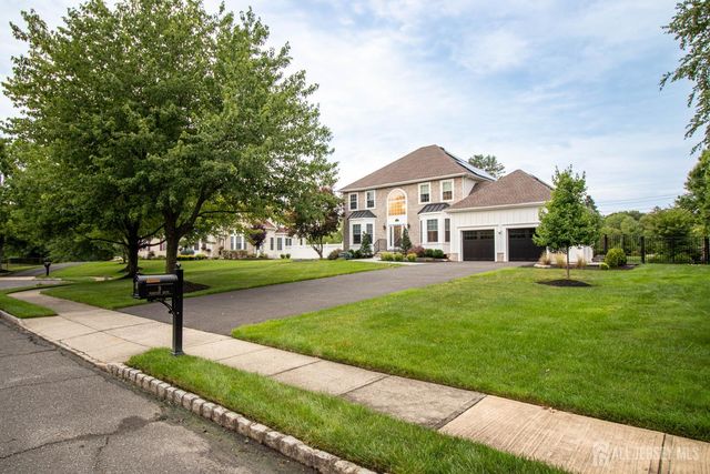 9 Pondview Drive, Tinton Falls, NJ 07724