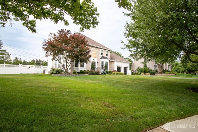 9 Pondview Drive, Tinton Falls, NJ 07724