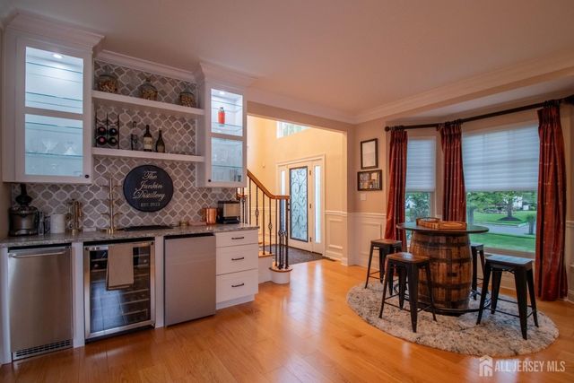 9 Pondview Drive, Tinton Falls, NJ 07724
