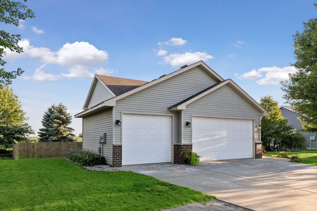 1305 Mulberry Avenue NE, Montgomery, MN 56069 — photo 2