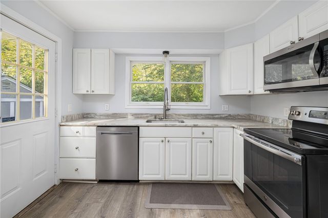 41 Spadina Avenue, Warwick, RI 02889