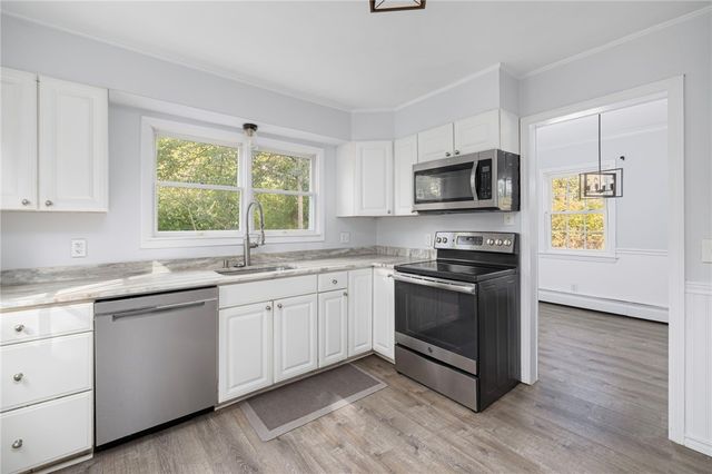 41 Spadina Avenue, Warwick, RI 02889