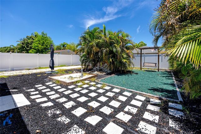 902 8TH AVENUE NW, Largo, FL 33770