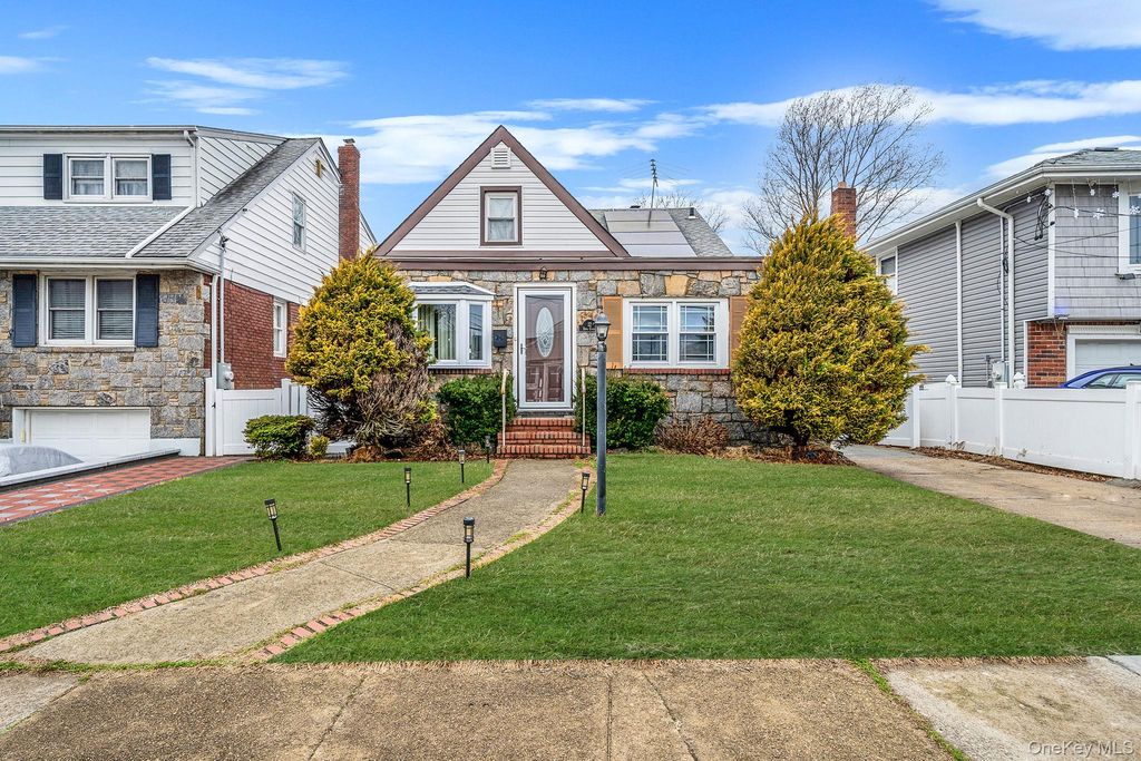 12 Edna Court, Valley Stream, NY 11580 — exterior