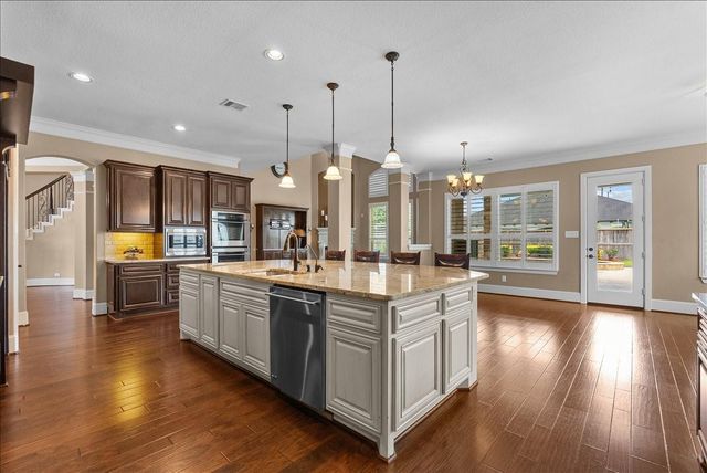 1817 Eagle Creek Drive, Friendswood, TX 77546