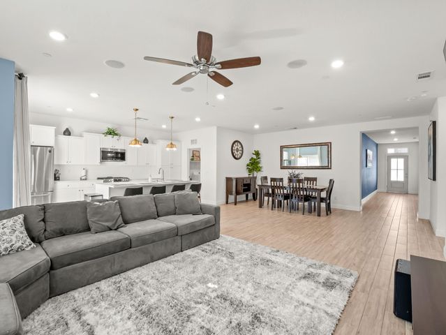 7073 W Poe Avenue, Fresno, CA 93723