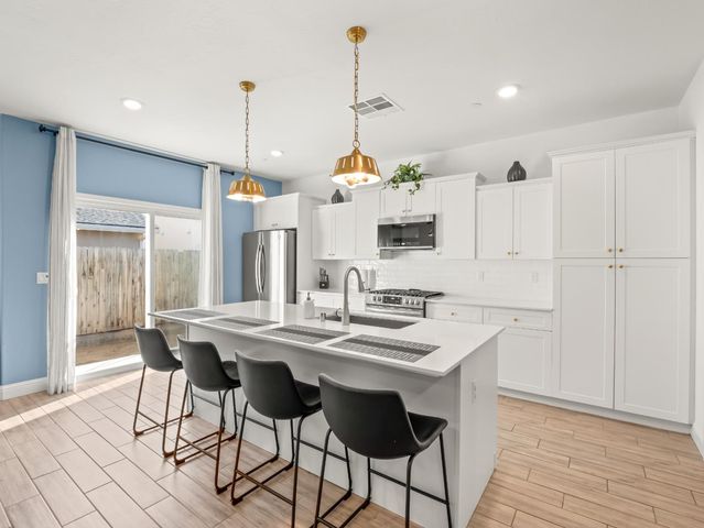 7073 W Poe Avenue, Fresno, CA 93723