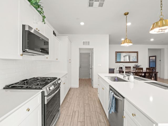 7073 W Poe Avenue, Fresno, CA 93723