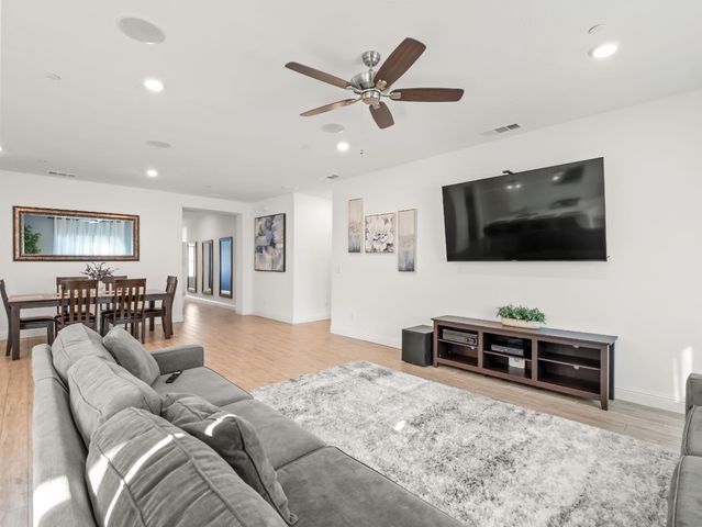 7073 W Poe Avenue, Fresno, CA 93723