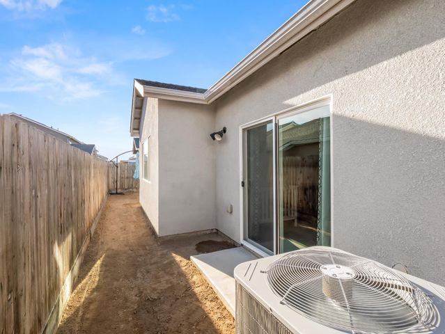 7073 W Poe Avenue, Fresno, CA 93723