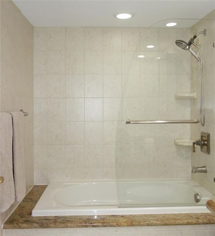 625 Oaks Drive 302, Pompano Beach, FL 33069