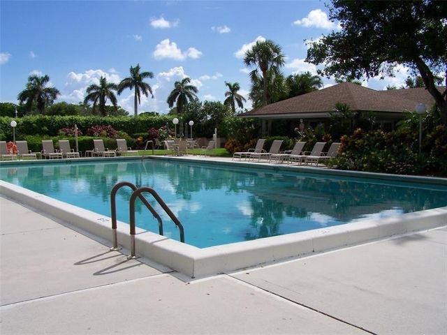 625 Oaks Drive 302, Pompano Beach, FL 33069